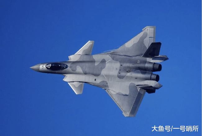 歼20战斗机与航空母舰，游戏中的英勇展现，歼20与航空母舰，游戏中的英勇风采
