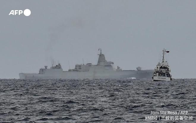 中国海军055型驱逐舰在海上维权行动中成功拦截菲律宾海警船，中国海军055型驱逐舰成功拦截菲律宾海警船于海上维权行动