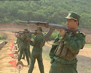 独臂英雄丁晓兵简介，独臂英雄丁晓兵，不屈的战士简介