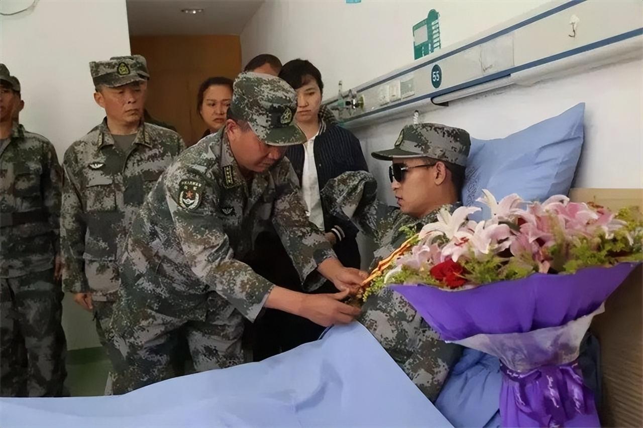 八一勋章，致敬英雄事迹，铭记伟大时刻——记一位杰出的八一勋章获得者事迹（2021年），八一勋章获得者英勇事迹，致敬英雄，铭记伟大时刻（2021年）