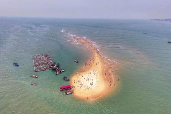福建舰入列东海舰队，开启新的航海篇章，福建舰入列东海舰队，开启航海新篇章