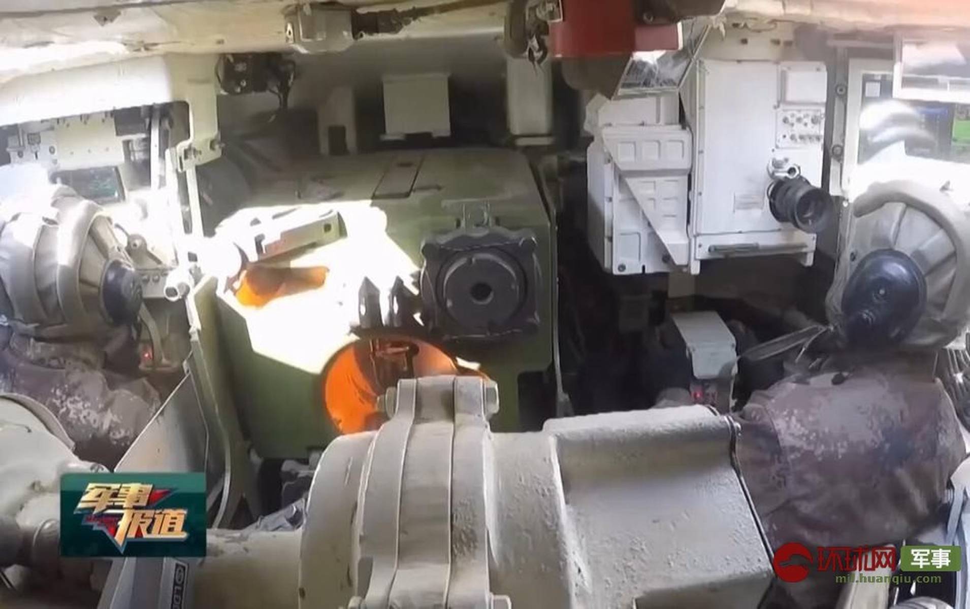 探索99A2式主战坦克驾驶室,设计与功能解析,99A2主战坦克驾驶室探索,设计与功能深度解析