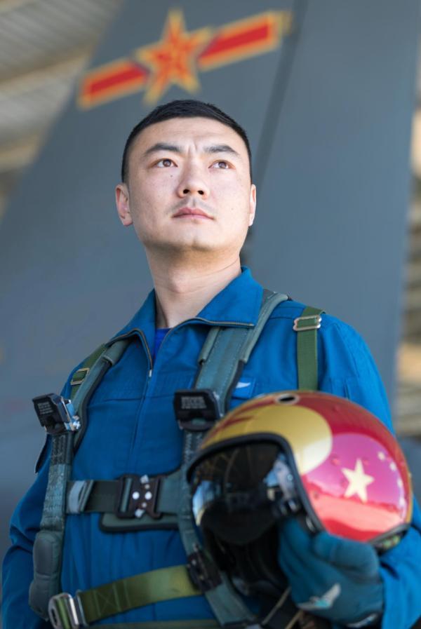 中国歼击机歼-20视频，展现空中霸主风采，歼-20空中霸主风采展示视频，中国歼击机震撼来袭！