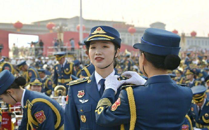 震撼人心！2019国庆女兵方队视频展现飒爽英姿，震撼人心！女兵方队在2019国庆阅兵中的飒爽英姿展现