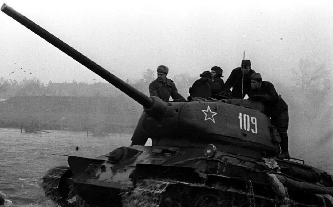 T34坦克与虎式，二战中的钢铁巨兽对决，二战钢铁巨兽对决，T34坦克与虎式的交锋