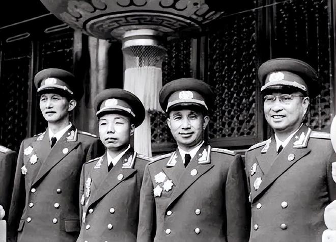授衔中将，1955年的荣耀时刻，授衔中将的荣耀时刻，回顾1955年的辉煌瞬间