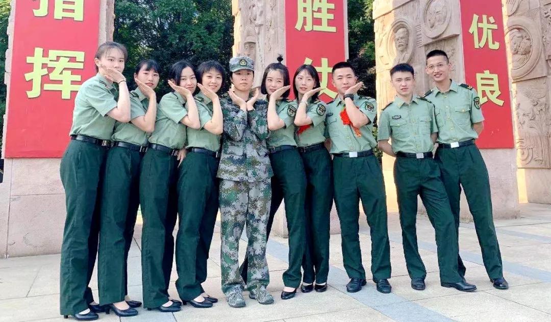 女兵与三军仪仗队的独特接触，力量与荣耀的交融，女兵与三军仪仗队的交融，力量与荣耀的展现