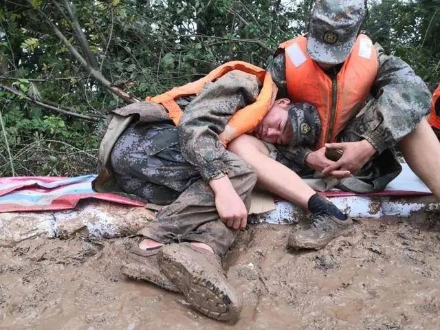 抗洪战士的最美睡姿，英勇无畏，守护家园的壮丽画卷，抗洪战士守护家园的英勇睡姿，壮丽画卷展现无畏精神