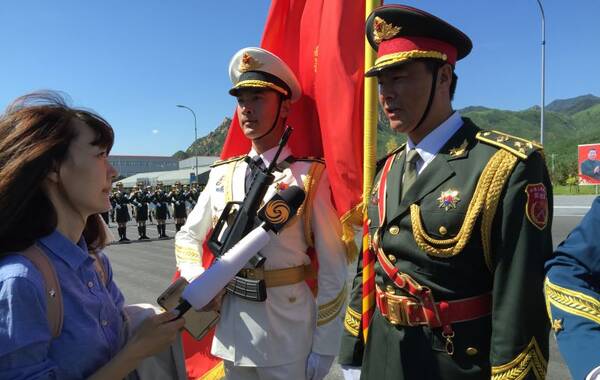 2009国庆阅兵主持人，展现风采，铭记历史，国庆阅兵主持人风采展现，历史记忆永铭刻