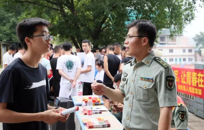 大学生报考军校的要求与条件,大学生报考军校的要求与资格详解