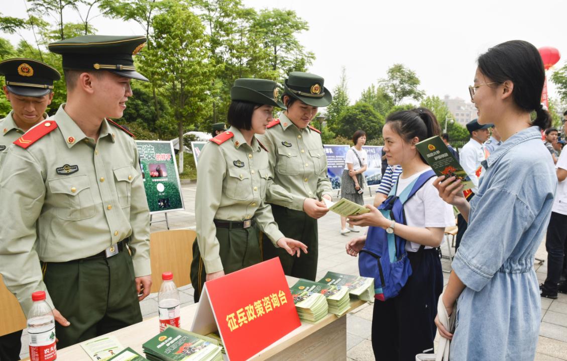 大学生报考军校的要求与条件,大学生报考军校的要求与资格详解