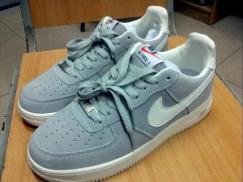 空军一号正品底硬吗?——深度解析空军一号鞋款底材性能,空军一号鞋款底材性能深度解析,鞋底硬度如何?