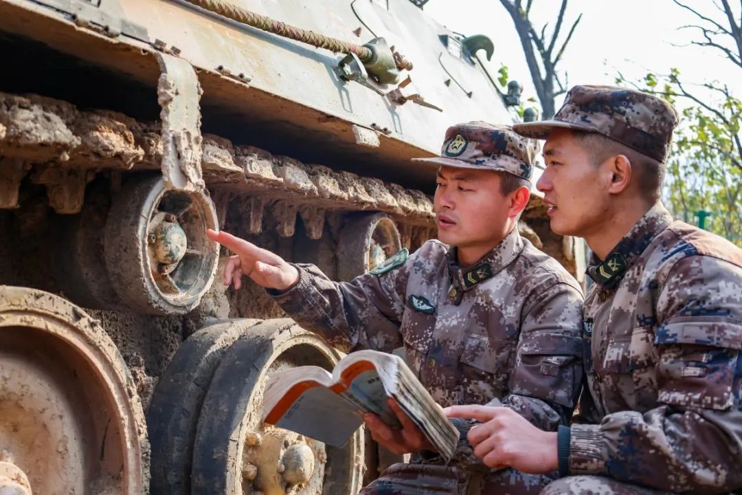 义务兵能否担任装甲兵职务，探讨可能性与条件，义务兵担任装甲兵职务的可能性与条件探讨