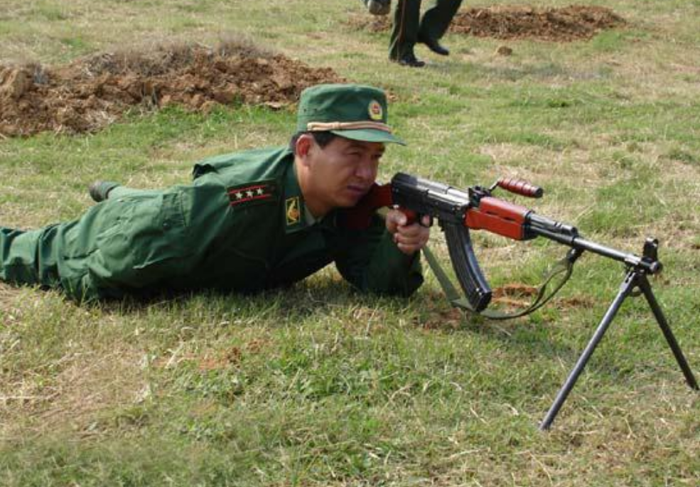 丁晓兵连降七级，军衔是否变动？解读军人忠诚与荣誉背后的故事，丁晓兵连降七级背后的军人忠诚与荣誉故事，军衔变动与荣誉解读