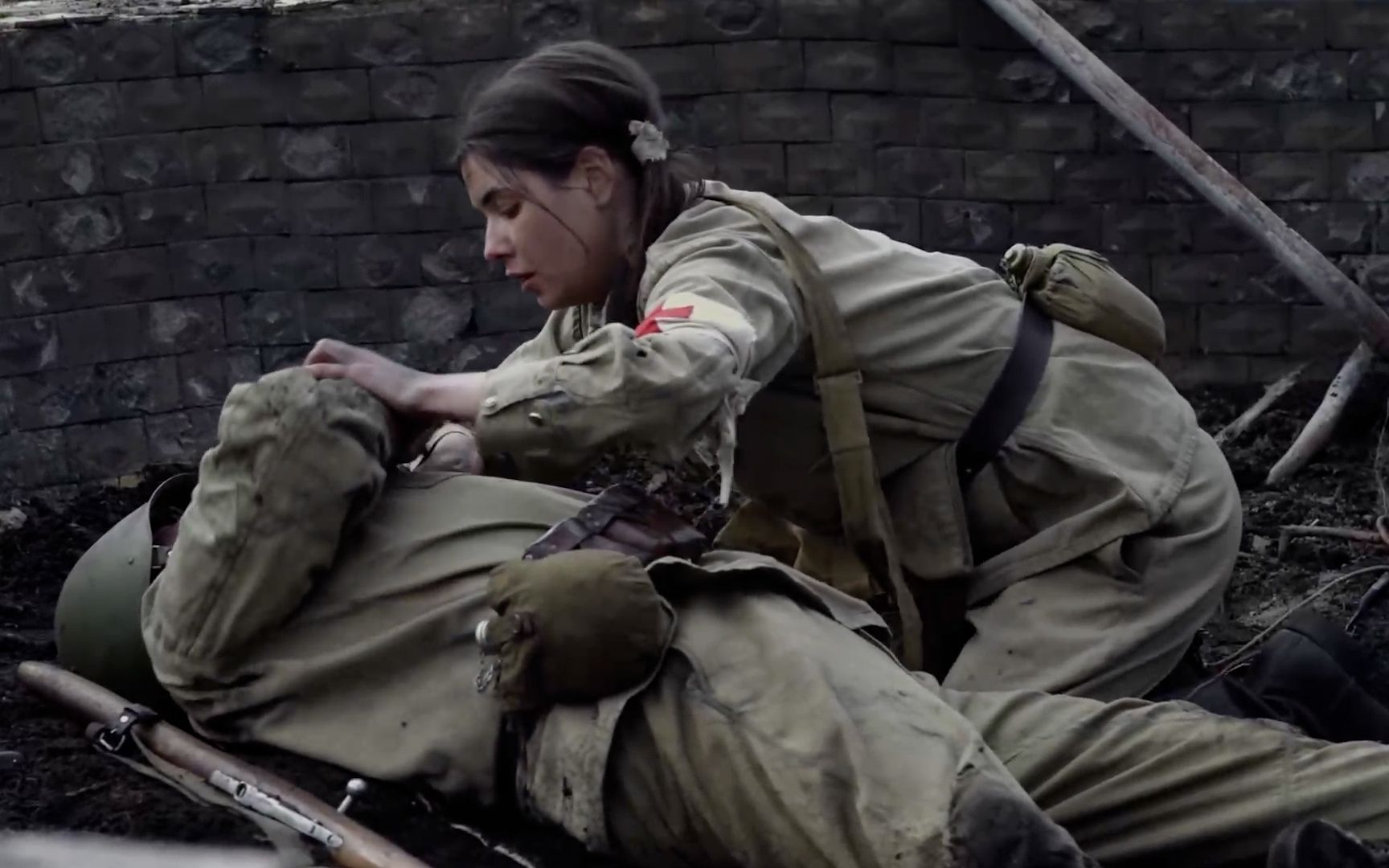 苏联女兵洗澡遭遇狙杀的悲惨电影故事,苏联女兵洗澡遭遇狙杀的悲剧电影,生死瞬间的人性考验