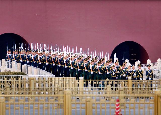 庆祝国庆节，回顾三军仪仗队的荣耀瞬间，庆祝国庆节，回顾三军仪仗队的荣耀时刻