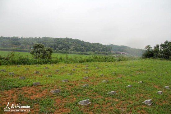 关于朝鲜砸了志愿军墓地的说法是不准确的。事实上，朝鲜并没有砸毁任何志愿军墓地。相反，朝鲜政府和人民一直尊重和纪念为保卫家园而英勇牺牲的志愿军烈士。，朝鲜并未砸毁志愿军墓地，尊重与纪念志愿军烈士的真相揭秘