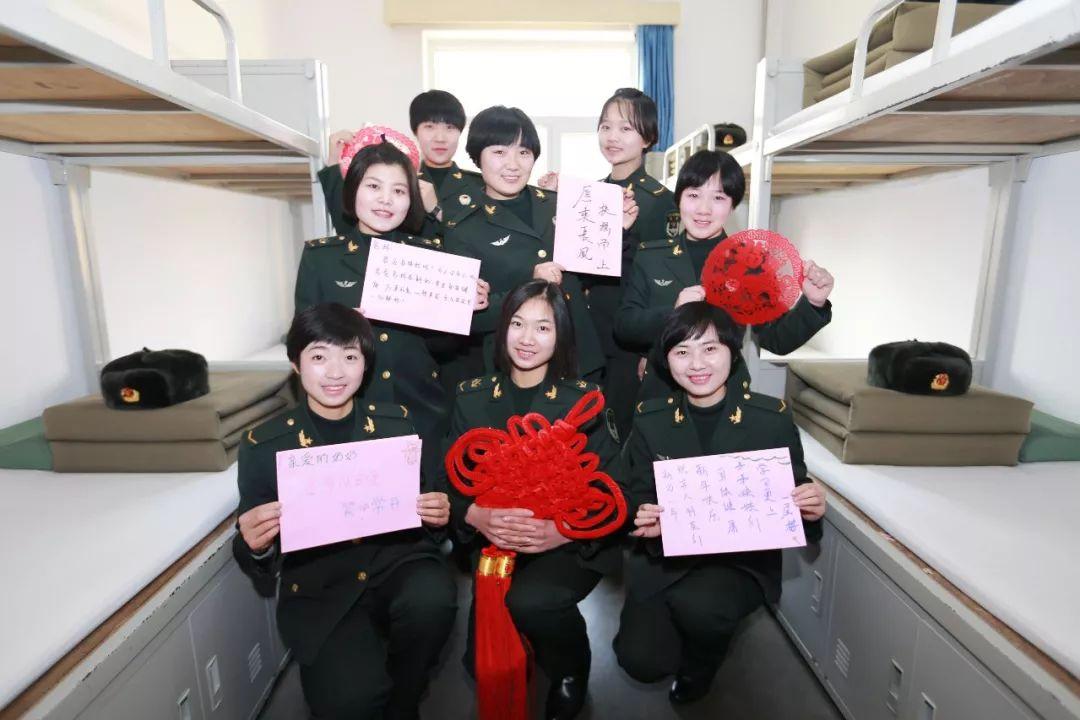 中国女兵站岗图片，坚韧与荣耀的象征，中国女兵站岗瞬间，坚韧之美的荣耀象征图片集