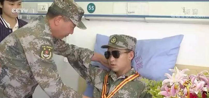 杜富国与八一勋章