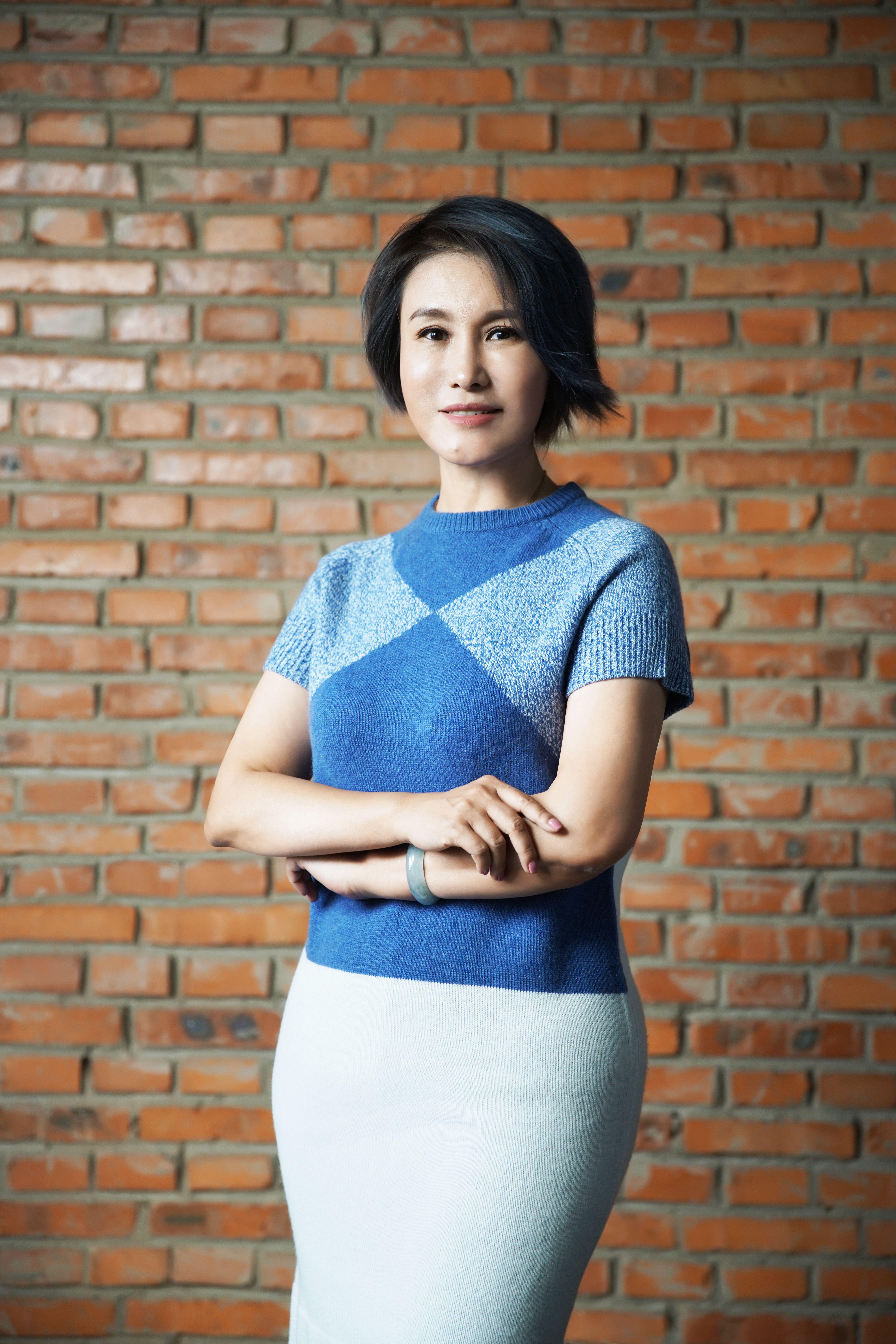 丁志诚与王茜,结婚照片背后的爱情故事,丁志诚与王茜,结婚照片背后的甜蜜爱情故事