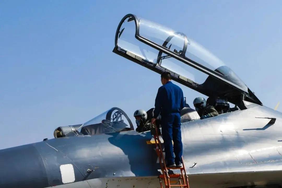 歼16战斗机飞行员,翱翔天际的英勇战士,歼16战斗机飞行员,天际英勇战士的翱翔之路