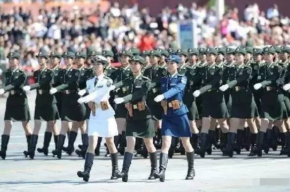 中国女兵,图片中的坚韧与力量,中国女兵的坚韧与力量,图片中的英勇风采