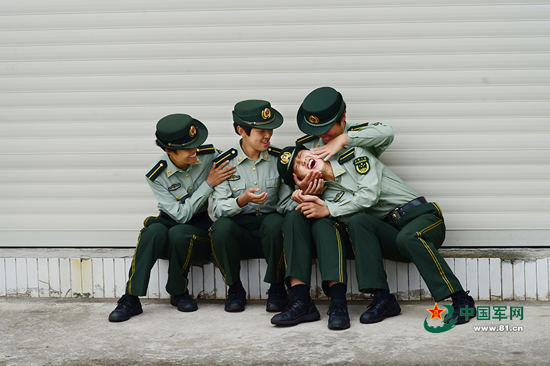 为什么对女兵的要求很高,女兵的高标准要求的背后原因解析