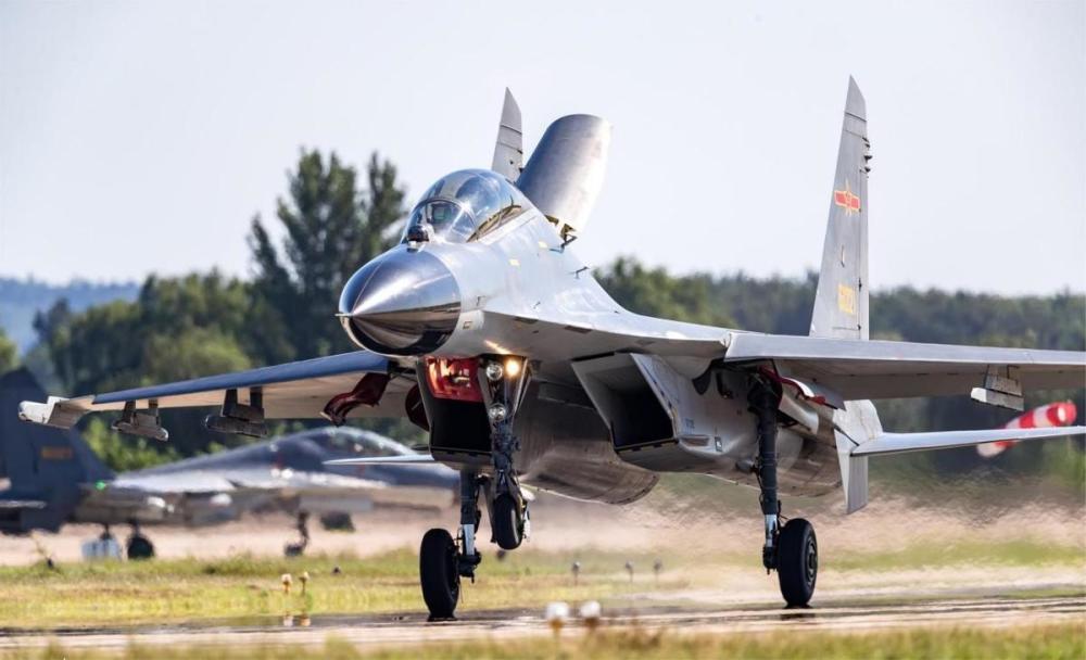 揭秘歼-11战斗机的正面风采,揭秘歼-11战斗机的正面风采,性能与特点解析