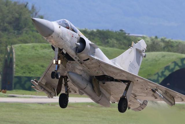 歼-10C与幻影2000,空中力量的对比与探析,歼-10C与幻影2000,空中力量对比与深度探析