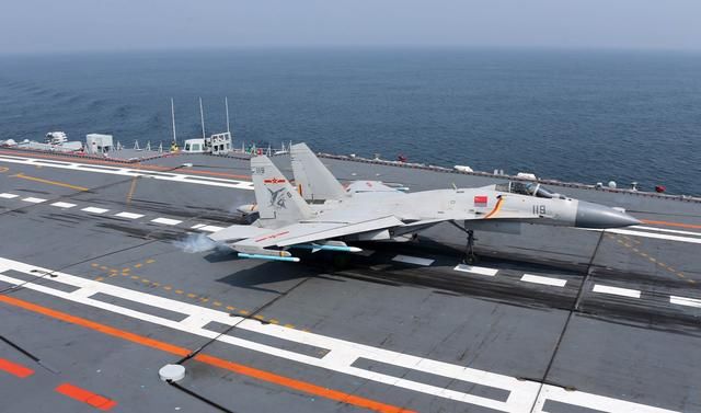 歼-15舰载战斗机的特殊特点,歼-15舰载战斗机独特性能解析