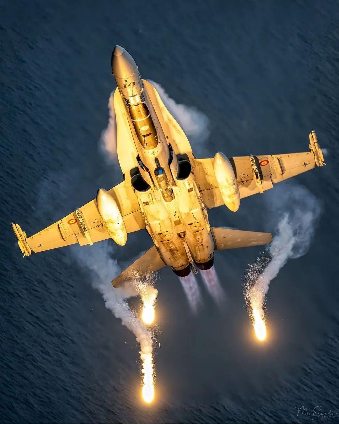 美军F-18战斗机首次亮相，揭示其历史背景与影响，美军F-18战斗机首度亮相，历史背景与深远影响揭秘