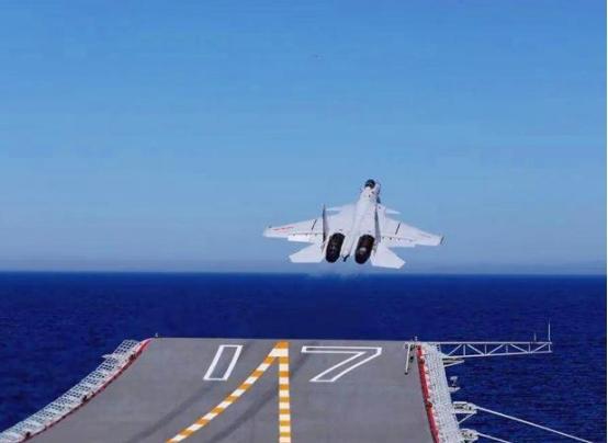 歼-15在山东舰上起降,中国海军航空力量的崭新篇章,歼-15在山东舰起降揭幕海军航空力量新篇章