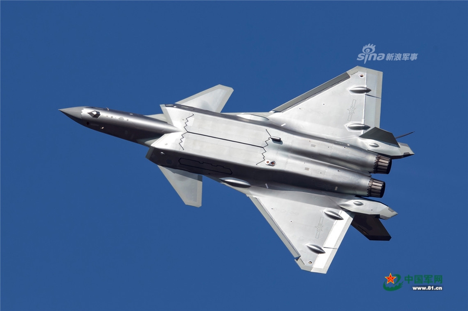 长春航展惊险瞬间，歼-10起飞时吸入塑料袋，长春航展歼-10起飞惊险瞬间，吸入塑料袋的震撼一幕