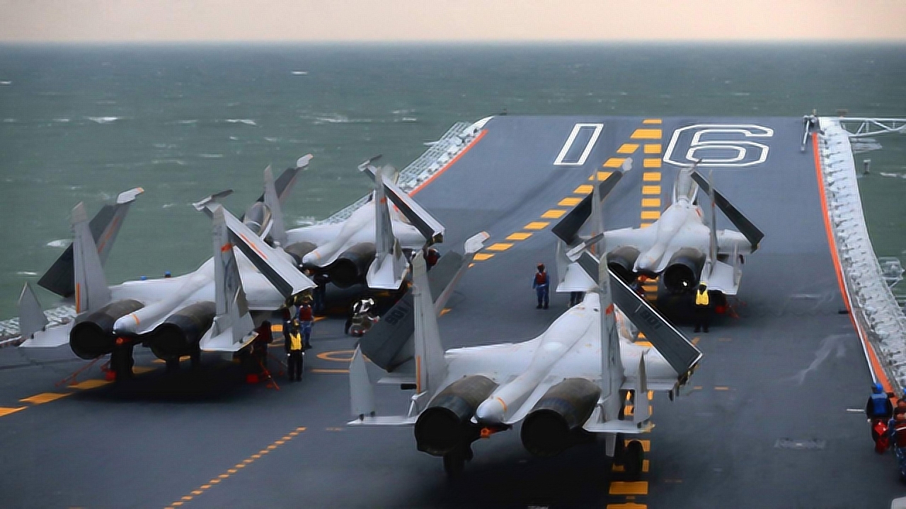 歼-15舰载机，尺寸规格与性能解析，歼-15舰载机性能与尺寸规格深度解析