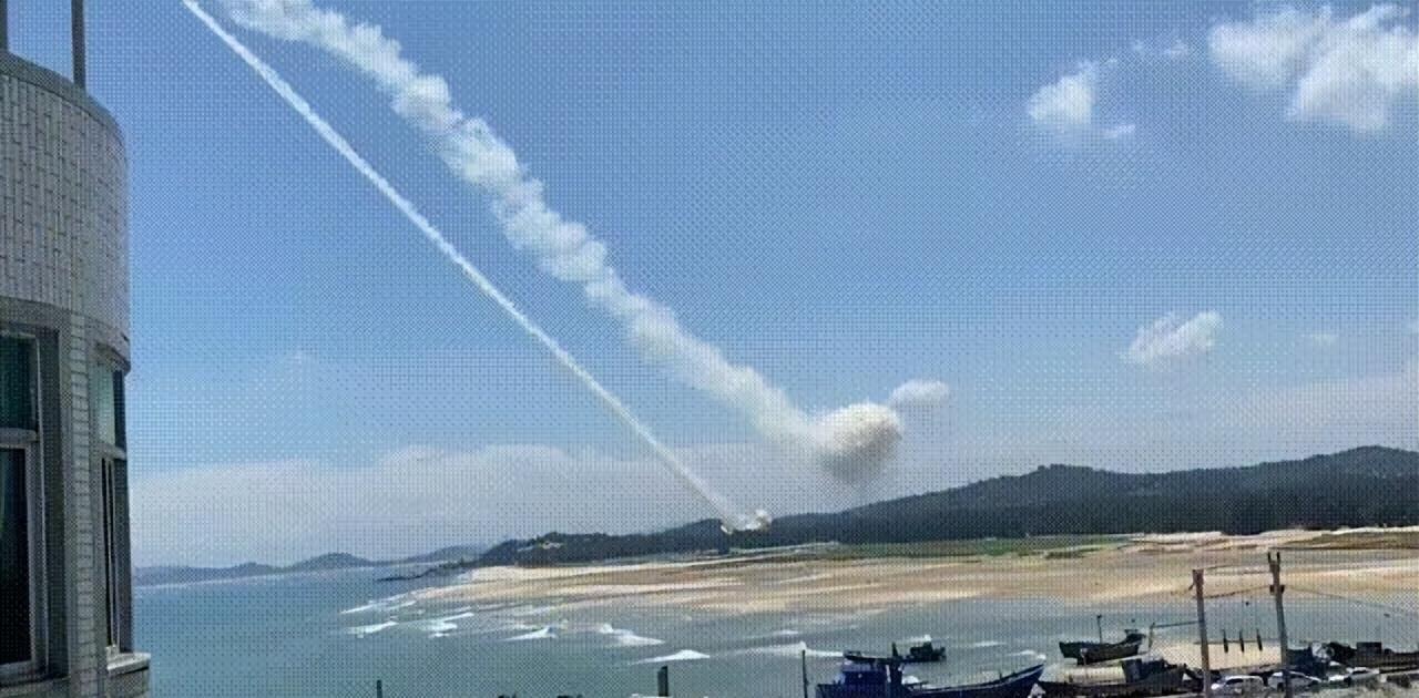 台媒评大陆70周年阅兵,壮丽军威,展现大国风采,台媒眼中的大陆阅兵,壮丽军威展现大国风采纪念70周年庆典