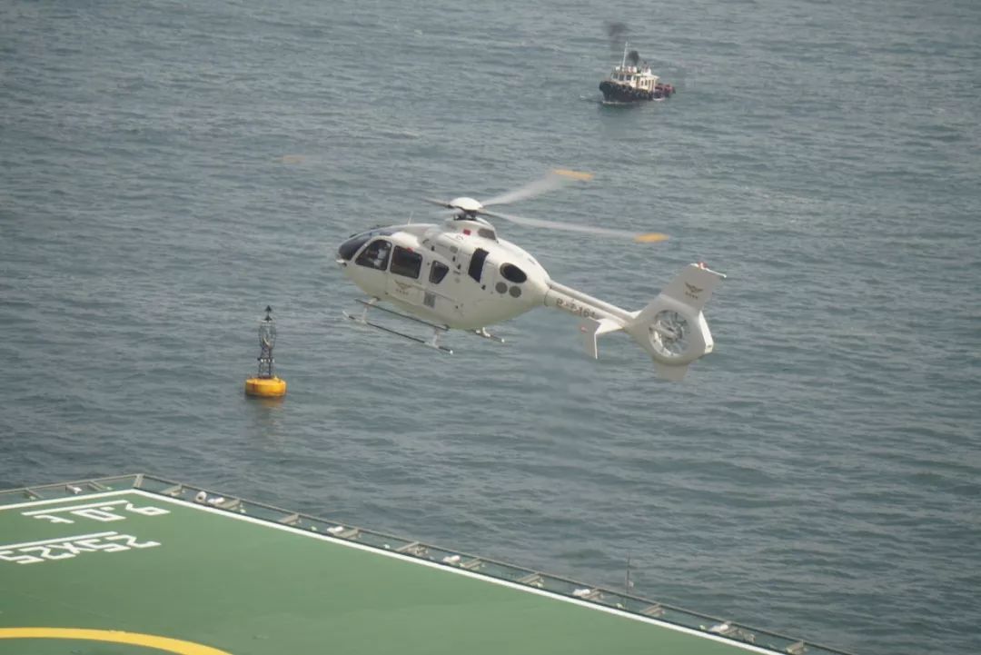 直升机起飞，力量与技术的完美结合，直升机腾飞，力量与技术的巅峰融合