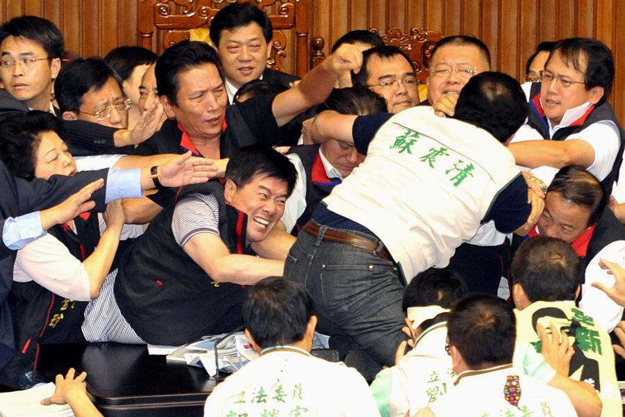 台湾岛内爆发政党冲突,深度分析与影响探讨,台湾政党冲突深度分析与影响探讨