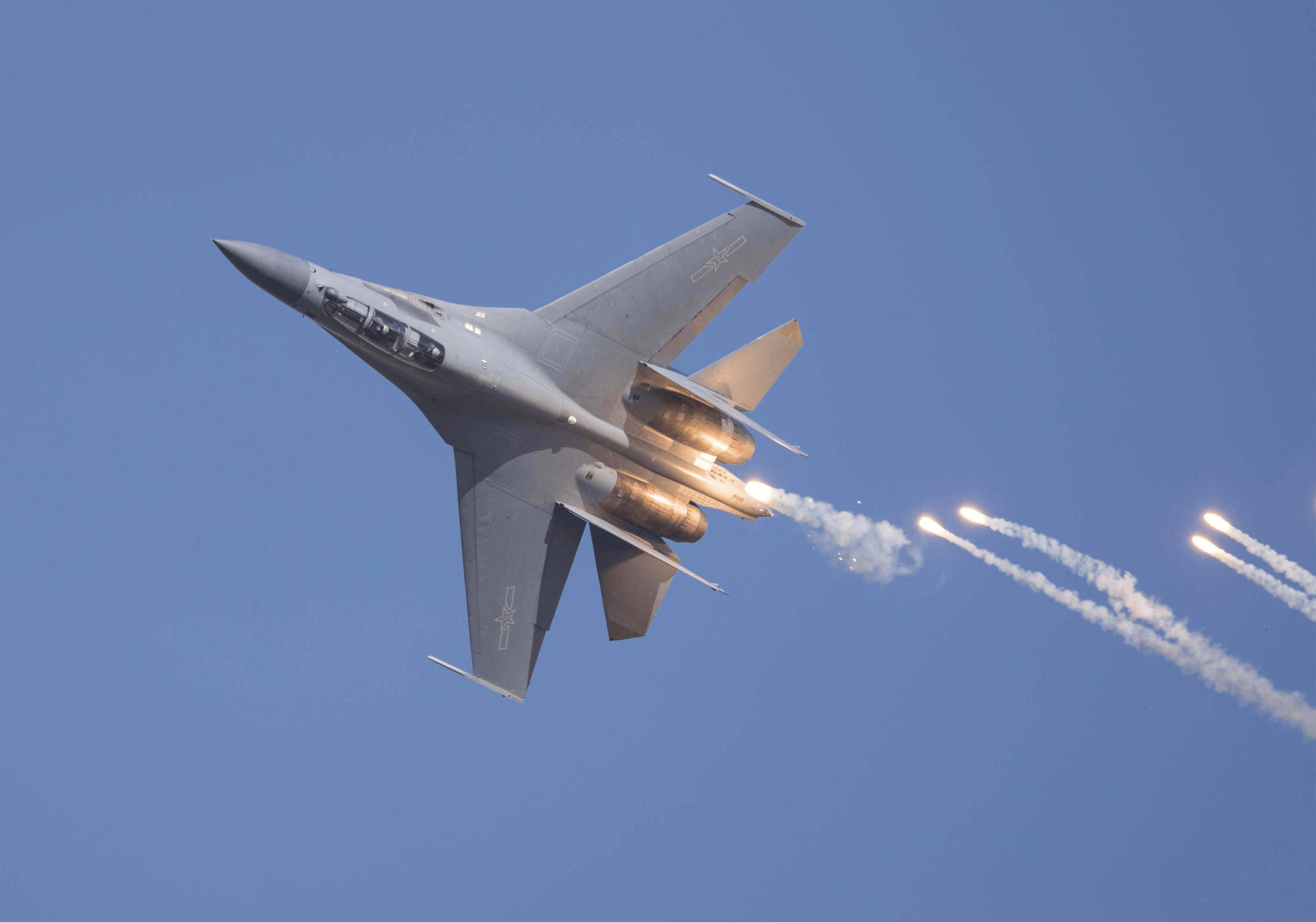 歼-16拦截外军飞机,展现空中力量的威严与担当,歼-16展现空中力量威严与担当,成功拦截外军飞机