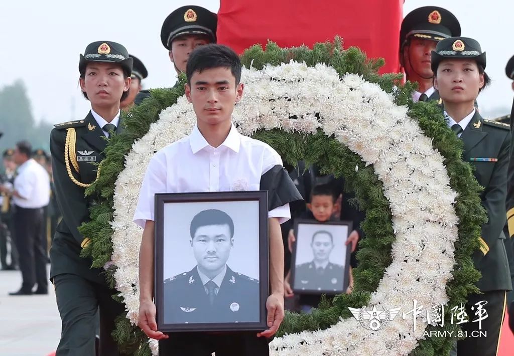 盛建忠旅长机场迎接二位英雄,荣耀时刻,军民情深,军民情深,盛建忠旅长机场迎接英雄荣耀时刻
