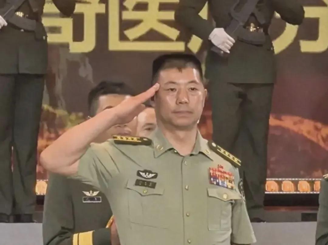 盛建忠旅长机场迎接二位英雄,荣耀时刻,军民情深,军民情深,盛建忠旅长机场迎接英雄荣耀时刻