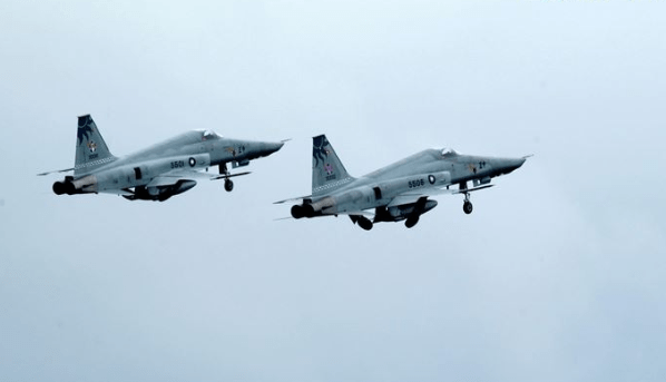 两架战机正面相撞,大国空军面临严峻挑战,大国空军遭遇重大事故,两架战机正面相撞引发严峻挑战