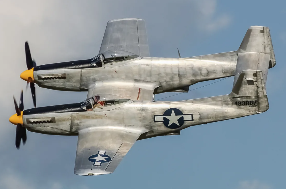 F-82战斗机，速度与力量的完美结合，F-82战斗机，速度与力量的天空霸主