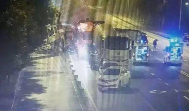 上海昨天发生重大交通事故，深度分析与反思，上海重大交通事故的背后，深度分析与反思