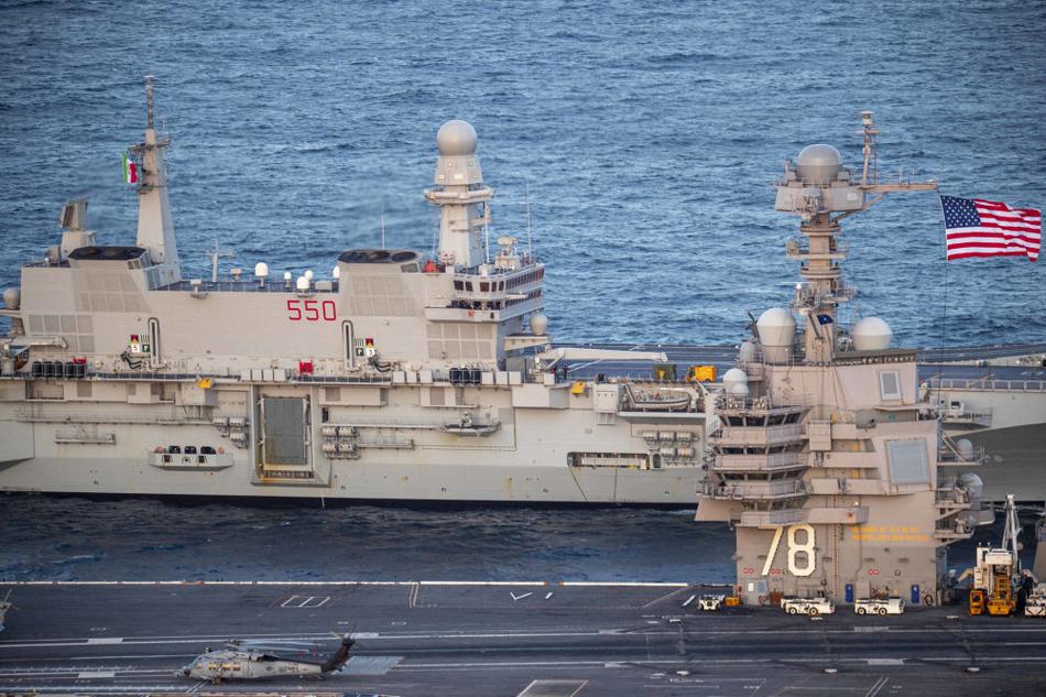 福特号航空母舰与轰-20,探索未来海空力量的完美结合,福特号航空母舰与轰-20共创未来海空力量的完美融合