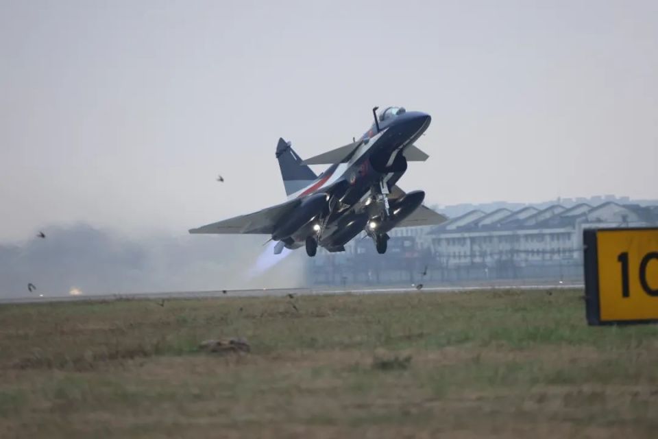 歼-10战斗机的最高时速,速度与力量的完美结合,歼-10战斗机的速度与力量,完美融合展现高超时速