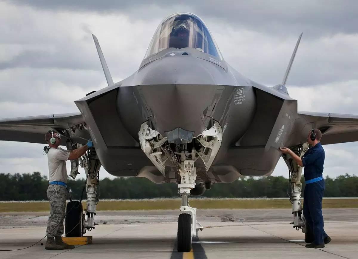 歼-20与F-22载弹量对比,空中巨人的力量均衡对比,歼-20与F-22载弹量对比,空中巨人力量的均衡较量