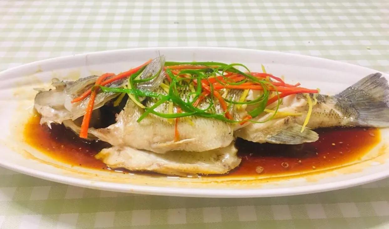 清蒸鲈鱼,一道传统美食的完美诠释,清蒸鲈鱼,传统美食的精致演绎