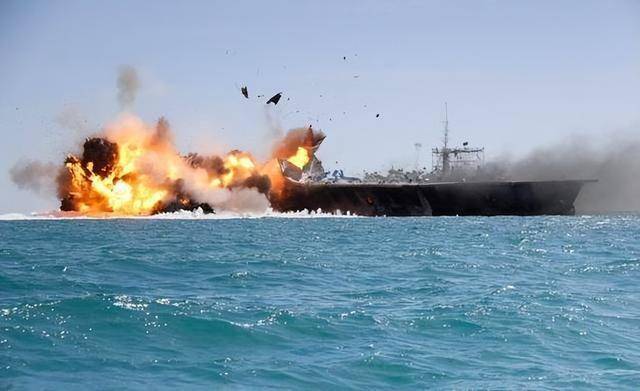 美军航母第二次被炸，历史事件的回顾与反思，美军航母再次遭袭，历史事件的回顾与反思