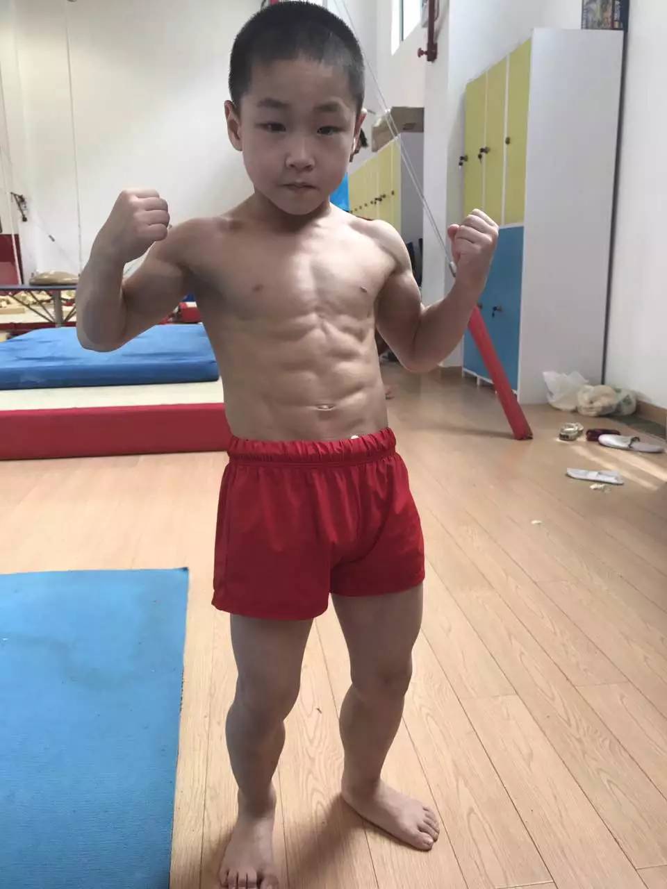 小孩练腹肌会长不高吗？——探究腹肌锻炼对青少年成长的影响，腹肌锻炼对青少年成长的影响，小孩练腹肌会影响身高吗？