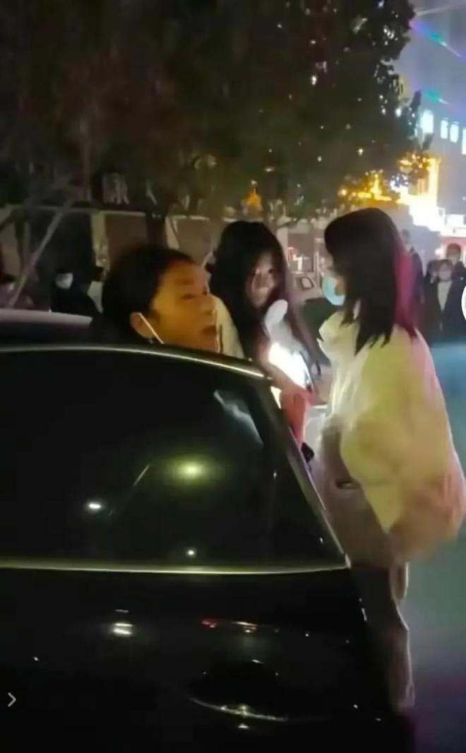 叶婷当街脱裤子事件，公众应理性看待，尊重法律与隐私，叶婷事件，公众应理性对待，尊重法律与隐私底线挑战风波揭秘